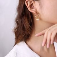 Vente En Gros Bijoux Perle Petite Boule Dorée Boucles D&#39;oreilles En Acier Titane Nihaojewelry sku image 1