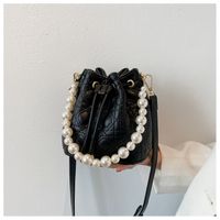 Korean Solid Color Pearl Chain Rhombus Bucket Bag sku image 2