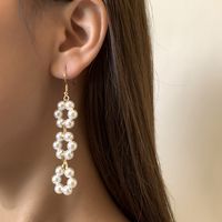 Nihaojewelry Simple Imitation Perle Fleur Gland Longues Boucles D&#39;oreilles Bijoux En Gros main image 1