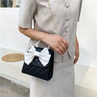 Nihaojewelry Retro Rhombus Chain Bow Pearl Messenger Handbag Wholesale main image 6