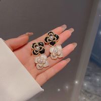 Wholesale Jewelry White Pearl Flower Shape Stud Earrings Nihaojewelry main image 1