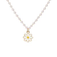 Wholesale New Creative Pearl Small Daisy Pendent Alloy Necklace Nihaojewelry sku image 1