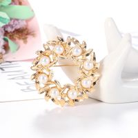 Wholesale Fashion Leaves Pearl Alloy Wreath Golden Brooch Nihaojewelry main image 5
