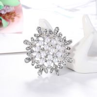 Wholesale Korean Style Pearl Flower Alloy White Rhinestone Brooch Nihaojewelry main image 5