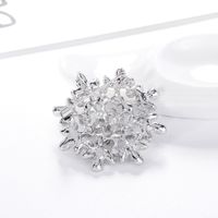 Wholesale Koreanische Art Perlenblume Legierung Weiße Strassbrosche Nihaojewelry main image 4