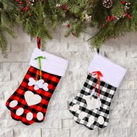 Venta Al Por Mayor De Navidad Rojo Y Negro Plaid Dog Paw Calcetines Decoración Nihaojewelry main image 4