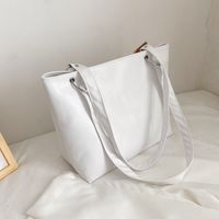 Korean Fashion Shoulder Fold  Chain Diagonal Bucket Bag Wholesale Nihaojewelry sku image 1