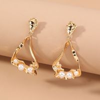 Nihaojewelry Jewelry Wholesale Fashion Hollow Metal Curved Pearl Earrings main image 4