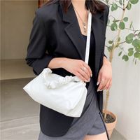 Nihaojewelry Wholesale Simple Casual Soft Leather Fold Solid Color Shoulder Bag main image 4