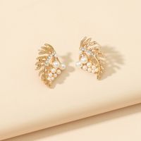 Boucles D&#39;oreilles De Style Coréen En Perles De Strass À Feuilles Creuses En Métal Bijoux En Gros Nihaojewelry main image 5