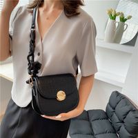 Stone Pattern Lock Fashion Silk Scarf One-shoulder Messenger Saddle Bag Wholesale Nihaojewelry main image 4