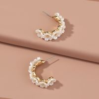 Wholesale Retro Pearl Petal C-shape Earrings Nihaojewelry main image 4