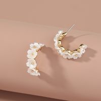 Wholesale Retro Pearl Petal C-shape Earrings Nihaojewelry main image 5