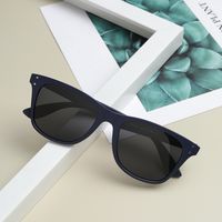 Einfacher Niet Quadratischer Schwarzer Rahmenbunte Linse Sonnenbrille Großhandel Nihaojewelry main image 1