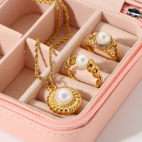 18k Gold Stainless Steel Croissant Natural Shell Pendant Pearl Necklace Wholesale Nihaojewelry main image 4