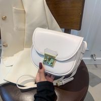 Retro Fashion Solid Color Lock Saddle Handbag Wholesale Nihaojewelry main image 4