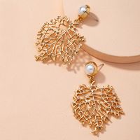 Exquisite Alloy Leaf-shaped Inlaid Pearls Earrings sku image 1