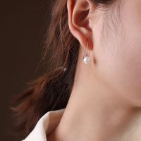 Japanische Und Koreanische Kalte Wind Einfache Perlen Ohrringe Weibliche Ohr Haken Schmuck Titan Stahl Material Ohrringe Farbe Erhalten Ein Stück sku image 1