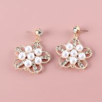 Retro Alloy Flower Hollow Inlaid Pearl Earrings Wholesale Nihaojewelry main image 5