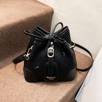 Fashion Contrast Color Stitching Striped Fold Bucket Shoulder Bag Wholesale Nihaojewelry main image 2