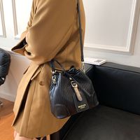 Fashion Contrast Color Stitching Striped Fold Bucket Shoulder Bag Wholesale Nihaojewelry main image 4