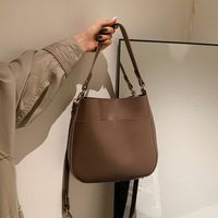 Bolso Grande De Gran Capacidad Para Mujer 2021 Nuevo Bolso De Hombro De Banda Ancha De Moda Versátil De Otoño E Invierno Bolso De Cubo Texturizado main image 1