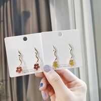 Simples Petites Boucles D&#39;oreilles À Fleurs Émaillées De Couleur Vitalité Jaune En Gros Nihaojewelry sku image 1