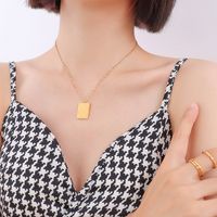 Collier De Marque Carrée En Damier Rétro À Vente Chaude Transfrontalière Chaîne De Clavicule En Acier Au Titane 18 Carats Véritable Bijoux Plaqués Or main image 1