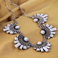 Retro Gemstone Necklace Personality Punk Street Shooting Flower Necklace Luxury Noble Clavicle Chain Wholesale main image 1