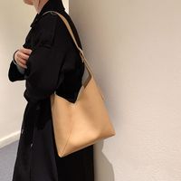 Fashion Retro Solid Color Large-capacity Messenger One-shoulder Bucket Bag Wholesale Nihaojewelry sku image 2