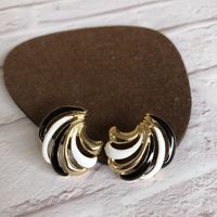 Retro Black White Enamel Flowers Stud Earrings Wholesale Nihaojewelry sku image 2