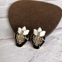 Retro Black White Enamel Flowers Stud Earrings Wholesale Nihaojewelry sku image 1