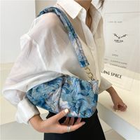 Blue Flower Painting Pattern One-shoulder Messenger Cloud Bag Wholesale Nihaojewelry main image 4
