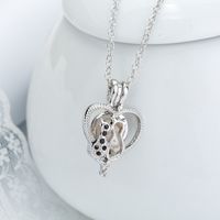 Collar De Diamantes De Imitación Con Colgante De Jaula Hueca De Corazón De Perla Frígida Simple main image 1