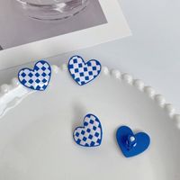 Boucles D&#39;oreilles En Alliage En Forme De Coeur À Carreaux Bleu Blanc En Damier Créatif main image 4