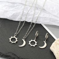 Corée Simple Alliage Creux Soleil Lune Boucles D&#39;oreilles Asymétriques Collier En Gros main image 1