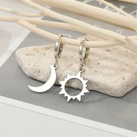 Corée Simple Alliage Creux Soleil Lune Boucles D&#39;oreilles Asymétriques Collier En Gros main image 3