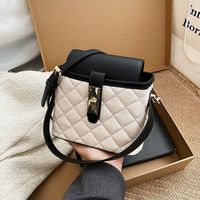 Autumn And Winter 2021 New Fashion Rhombus Color Stitching Messenger Portable Bucket Bag main image 4