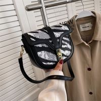Retro Small Bag Female 2022 New Fashion Casual Shoulder Messenger Saddle Bag main image 1