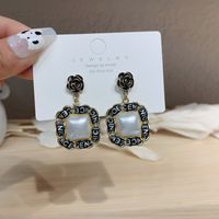 Korean New Flower Geometric Earrings Fashion Niche Light Luxury Earrings sku image 2