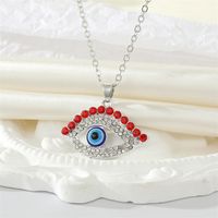 Collier Pendentif Rétro Plein Strass Oeil Creux Cils Rouges Contraste Couleur main image 5