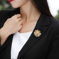 Creative Daisy Bee Brooch Simple Corsage Accessories Coat Pin main image 3