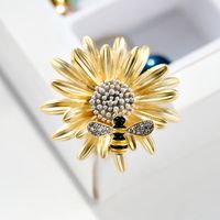 Creative Daisy Bee Brooch Simple Corsage Accessories Coat Pin main image 4