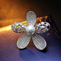 Fashion Copper Micro-inlaid Zircon Five-leaf Flower Pearl Flower Brooch Pin main image 3