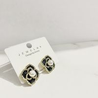 Simple Fashion Contrast Color Pearl Camellia Retro Earrings Trend sku image 1