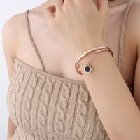 Mode Chiffres Romains Zircon Bracelet En Acier Au Titamium Simple 18k Plaqué Or Bracelet main image 5