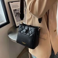 Niche Design Women's Autumn And Winter 2021 New Trendy Wide Shoulder Strap Messenger Bag main image 3