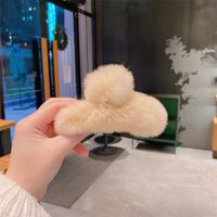 Fashion Solid Color Rabbit Fur Hair Claws 1 Piece main image 1