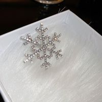 Fashion Snowflake Alloy Inlay Rhinestones Pearl Women's Brooches main image 1