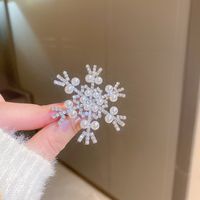 Fashion Snowflake Alloy Inlay Rhinestones Pearl Women's Brooches main image 4